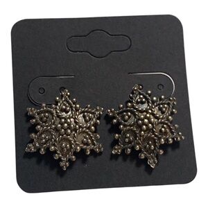 Vintage silvertone snowflake stud earrings